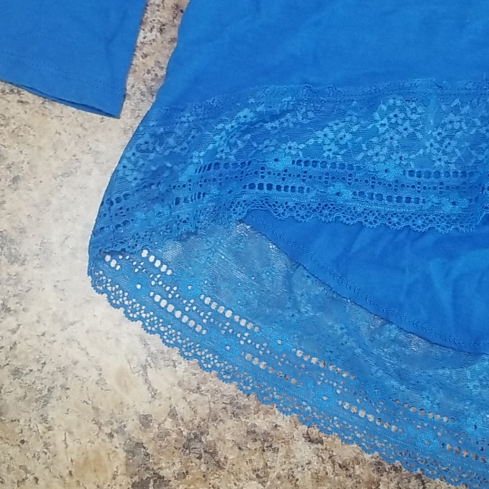 Crop top with lace trim - Picture 2 of 4